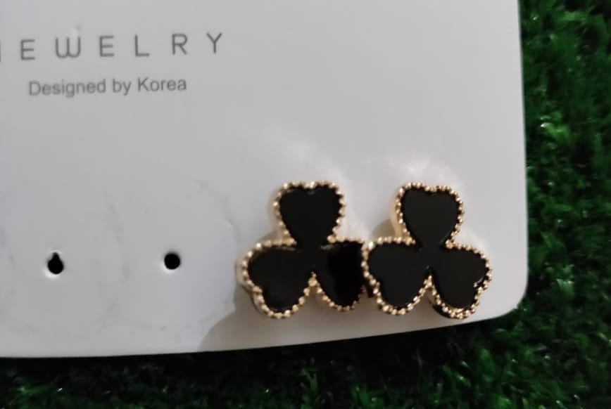 1 Pair Black Mini hearts trending earrings