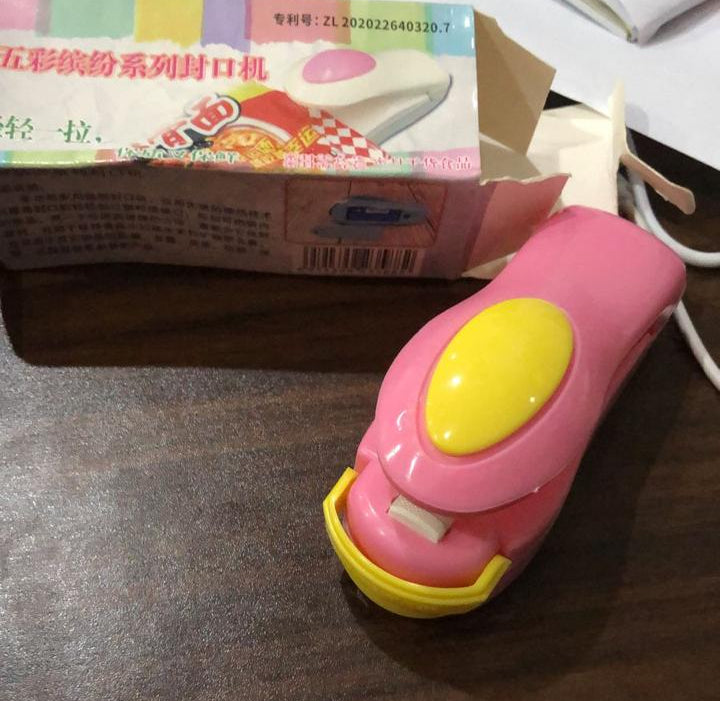 Mini Portable Food Bag Sealing Machine Food Packaging Plastic Bag Sealer ( Random Color )