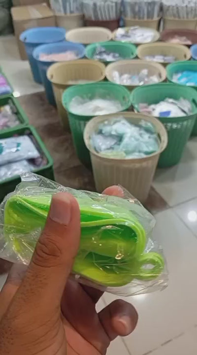 Silicone Heat Resistant Glove Clip  Non-Slip Insulation Pot & Bowl Holder, Cooking and Baking Oven Mitt (1 Pc, Random Color)